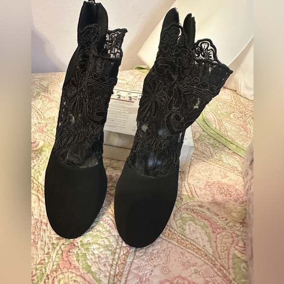 MXO Shoes - MXO Black Lace Ankle Booties